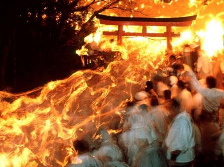 新宮市唯一の公認ツアー 熊野の神秘的な炎と人々の心