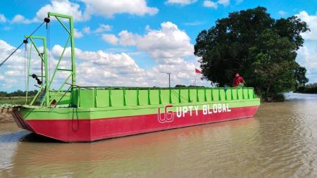 インドネシアの道路を整地、渡し船を寄贈　整備と日本