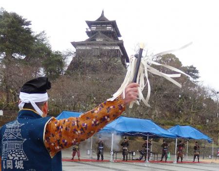 【福井県坂井市】火縄銃で祝砲　丸岡城恒例の「元朝吉
