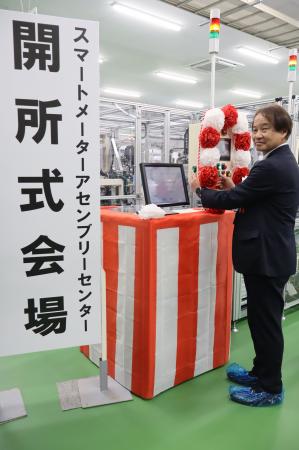 第２世代スマートメーターの最終組立とペアリングを行