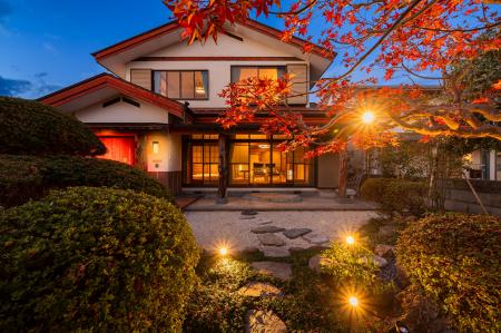 空き家を再生し、和の庭で癒す宿泊体験を。日光に新た