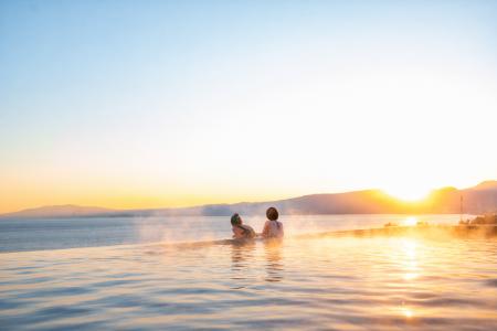 冬仕様38～40℃で、相模湾を臨むインフィニティプール