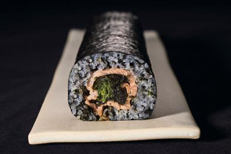 海苔、牛、黒シャリ。山本山の恵方巻「海苔牛やまやま