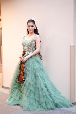 ヴァイオリニスト・服部百音が「ニューイヤー・ガラ20