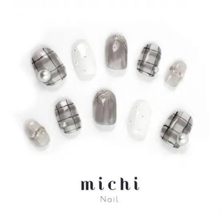 チェック×マグ×ストーンで魅せる、洗練された大人ネイ
