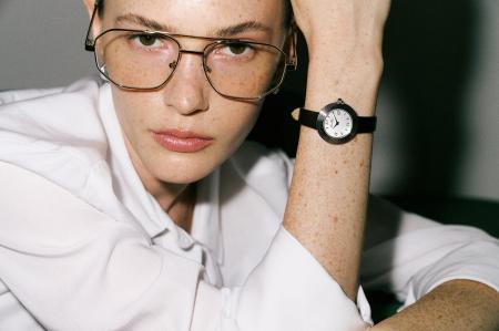 カナダ・ロッキー山脈のルイーズ湖面に広がる、深く鮮