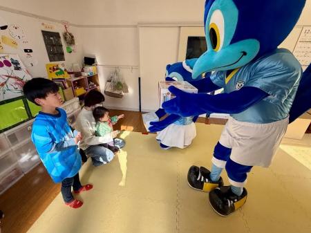 【ジュビロ磐田×エド・インターGENI 知育玩具寄贈プロ