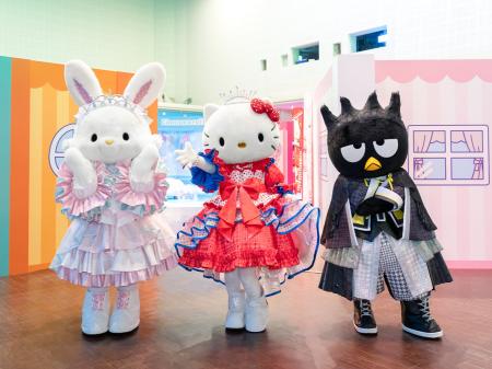 カラフルなコスチュームのハローキティ・バッドばつ丸