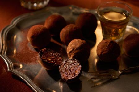 芳醇なアルコールと愉しむ、大人の嗜好品。“紳士の一