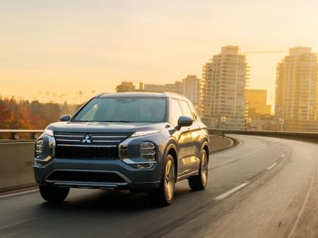 「アウトランダーPHEV」は、ツインモーター4WDと四...