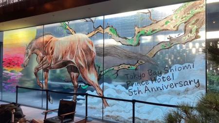 窓ガラスが「自走する広告」に変わる。日本理化学工業