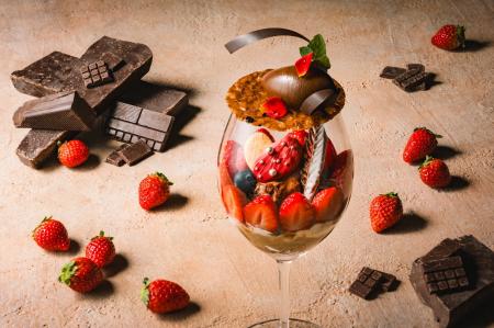 サステナブルなチョコレート×いちごのパフェを、自然