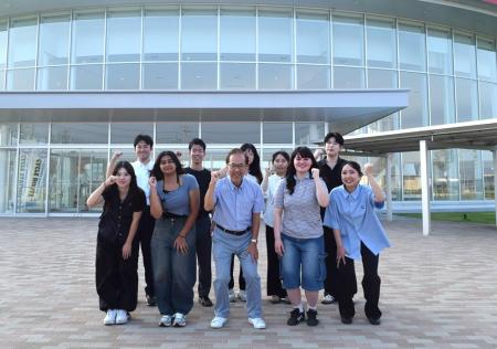 神田外語大生による日英版「震災復興新聞」完成utf-8