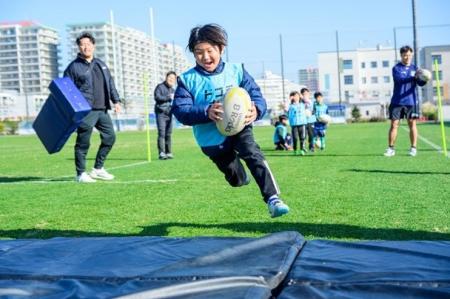 激しいぶつかり合いとスピード感あふれるプレーを間近