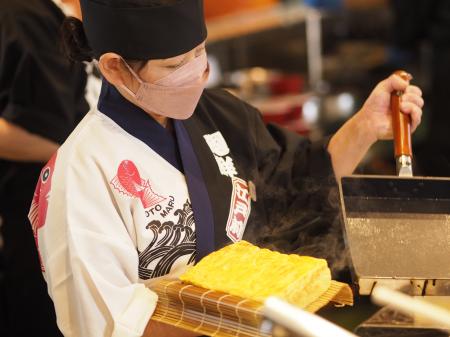 廻鮮江戸前すし魚魚丸1,800人の頂点は「勤続17年のパ 廻鮮江戸前すし魚魚丸1,800人の頂点は「勤続17年のパ