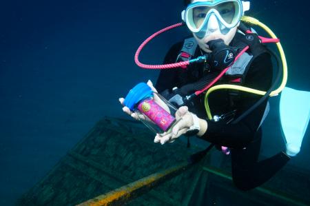 沖縄の海底で熟成される「ハーブオイル」― 海洋utf-8 沖縄の海底で熟成される「ハーブオイル」― 海洋utf-8