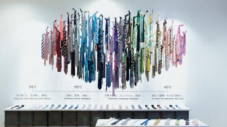 約250本のネクタイで描く、大きなハートとネクタイ愛 約250本のネクタイで描く、大きなハートとネクタイ愛