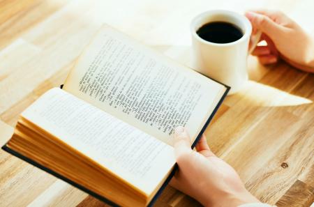 読書理由、紙書籍は「没入感」、電子書籍は「携帯性」