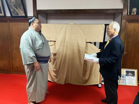 御嶽海関へ特別制作の着物を贈呈
