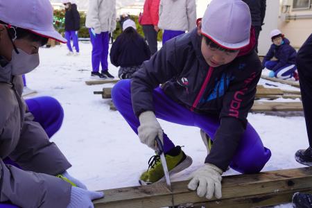 あまり使われていない校内広場を“遊び場”へ。フォレス あまり使われていない校内広場を“遊び場”へ。フォレス