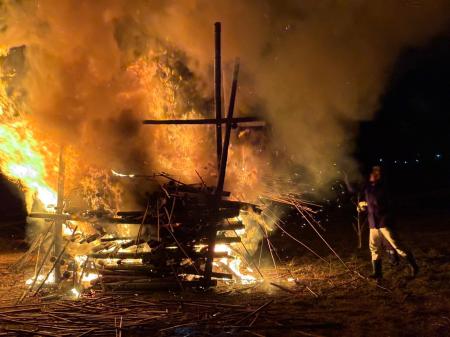 佐賀県初の自然共生サイト・横枕で、今年も「鬼火焚き 佐賀県初の自然共生サイト・横枕で、今年も「鬼火焚き