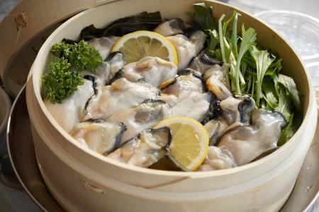 ～牡蠣、剥いちゃいました～ せいろで昆布と酒ととも