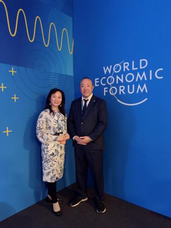 スイス・ダボスより「話し合う」から「応援し合utf-8