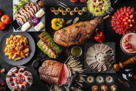 【ヒルトン東京お台場】ダイナミックな肉料理と可憐な