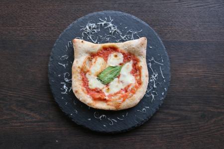 猫の日記念「猫ピザセット」猫耳までこんがりの猫型ピ