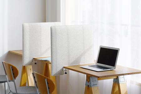 周囲の目線と音をほどよく区切り、集中空間をつutf-8