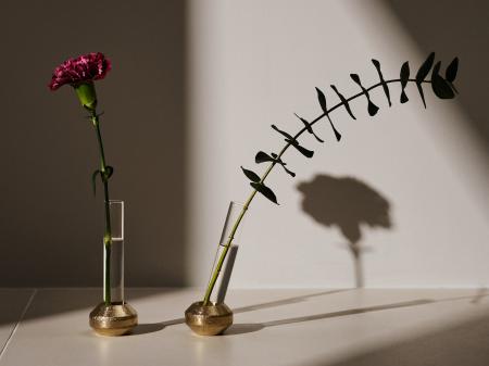 シンメトリーとアシンメトリーを楽しむ真鍮製の花器「