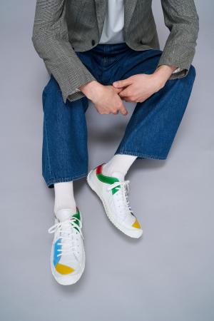 素材と色をマルチに組み合わせたレザースニーカー２種