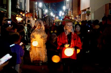 赤岡の町を妖しく美しい狐の嫁入り行列が練り歩く「狐