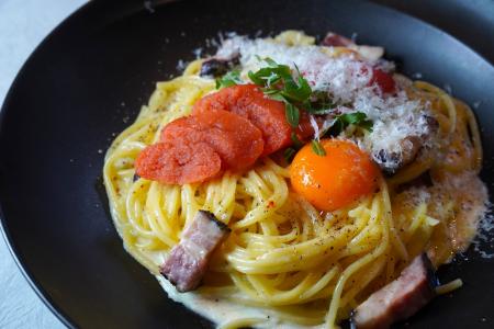 目の前で炎が上がる！博多産スモーク明太子を使った「