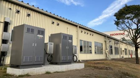 オムロン、Hondaの交換式バッテリーを活用した蓄電シ