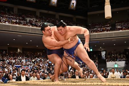 東西の横綱が4年ぶりに揃い、本場所の連日「満員御礼