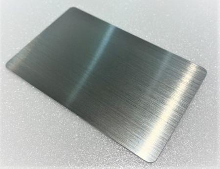 共同印刷、金属箔で上質感を演出する意匠性ICカード「