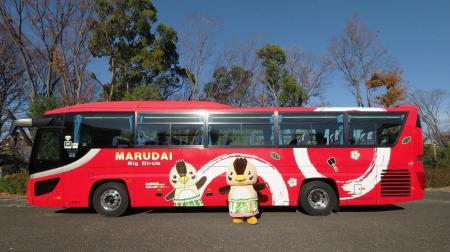 「いるティー」のまるっと大きなラッピング！観光バス