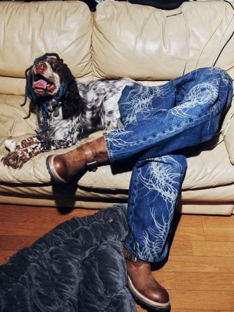 GUESS JEANS、月替わりアーティストによる期間限定カ