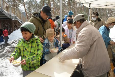 地元協力の温かい一杯「温かい振る舞い」開催