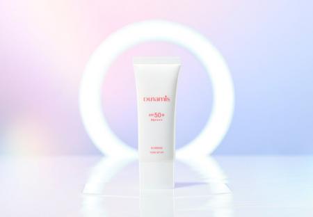 皮脂過多でメイクがヨレる肌に、ぴたっと密着！なめら