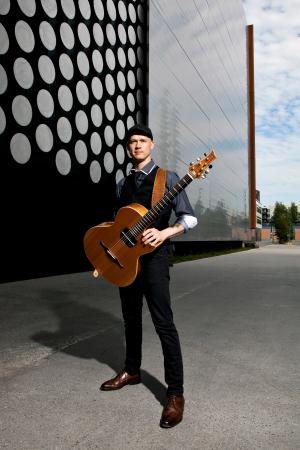 アコースティック・ギターで音楽を自在に操るマエスト