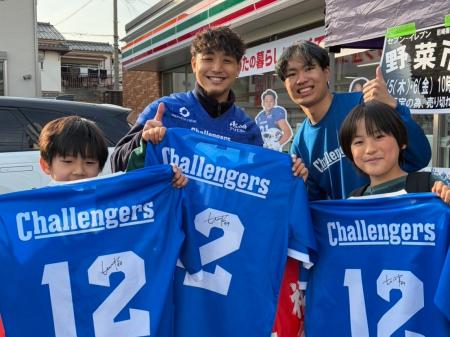 アメフト選手やチアがセブンイレブン新店舗オープンを