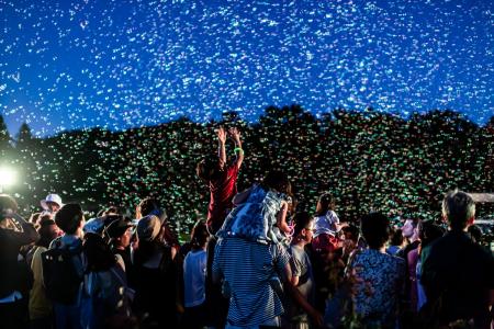 夜空が“光の海”に変わる体験型演出「バブルミネーショ