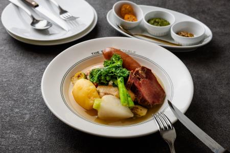 〈THE THEATRE TABLE〉、素材の味を丁寧に引き立てる“ 〈THE THEATRE TABLE〉、素材の味を丁寧に引き立てる“