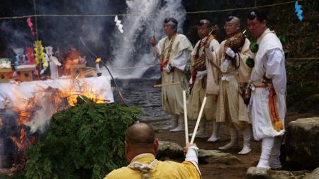 赤目四十八滝で無病息災を祈願 3月29日に1年に一度の