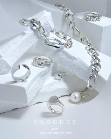 春の訪れを予感させるクリーンなムードの新作ジュエリ