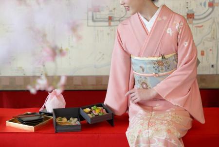 大阪城の春を彩る、究極の「お花見弁当」解禁！「賛否