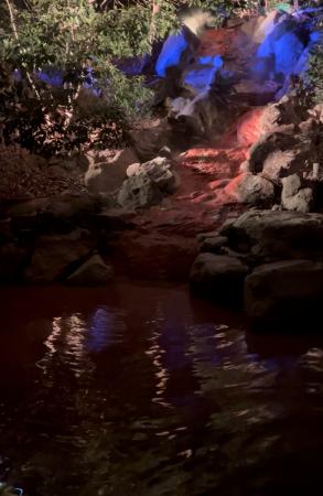 昼と夜で、まるで別の場所になる