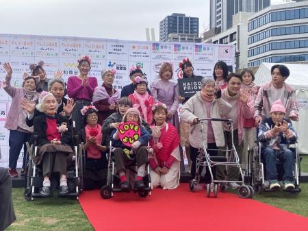 最高齢101歳のモデルがランウェイへ 高齢者×介護職× 最高齢101歳のモデルがランウェイへ 高齢者×介護職×